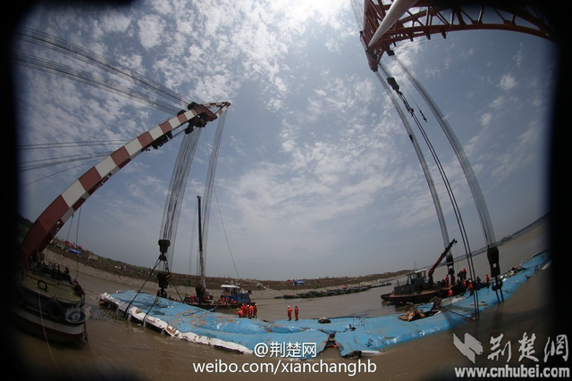 “东方之星”沉船起吊