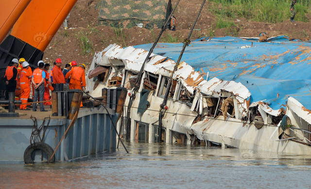 “东方之星”沉船起吊