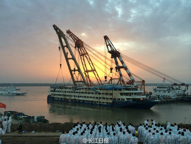 东方之星整体出水 搜救者登船