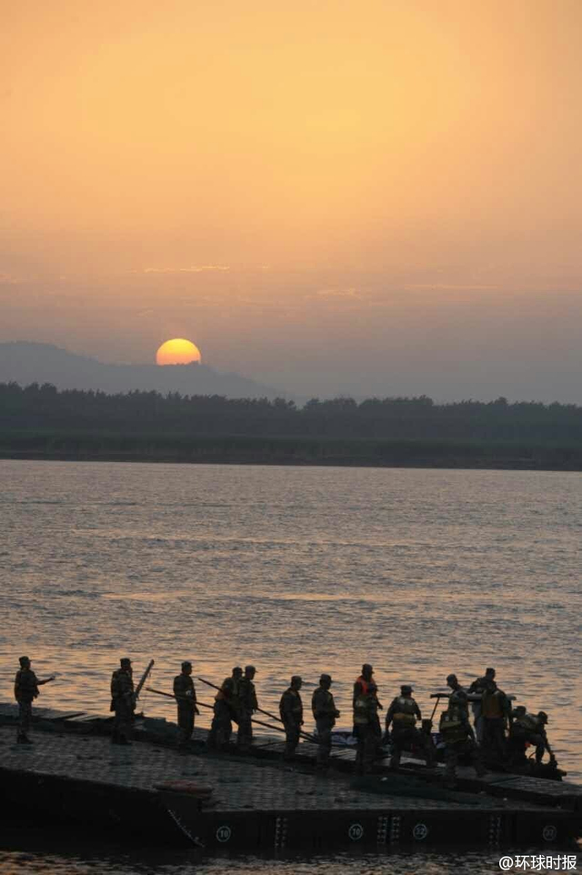 东方之星整体出水 搜救者登船