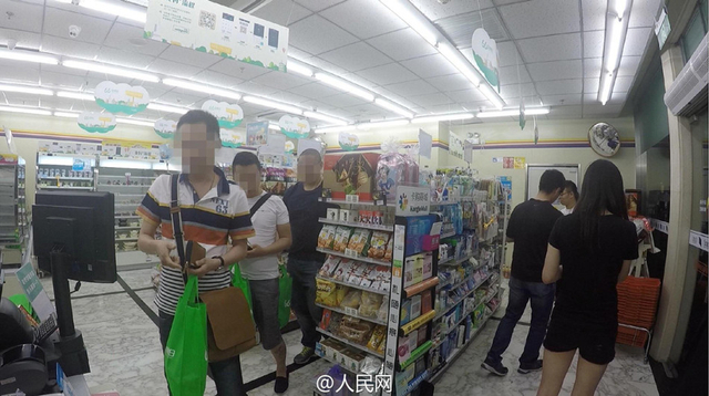 北京首现无人超市 有顾客扔10元拿名贵烟酒