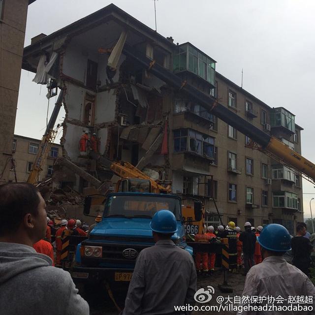 居民楼爆炸一半楼体崩塌