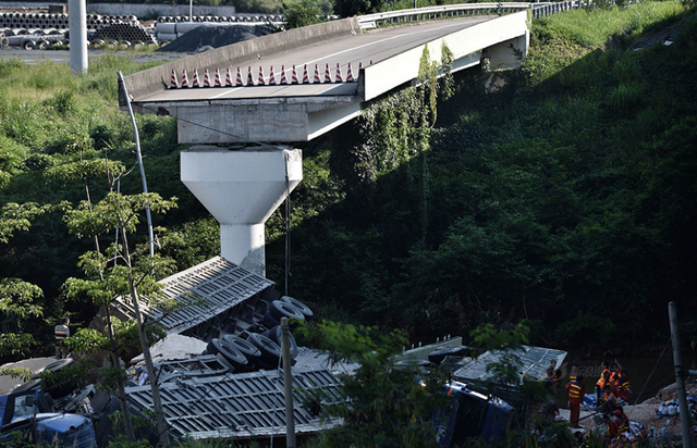 粤赣高速匝道断裂事故 死者家属现场悲痛欲绝