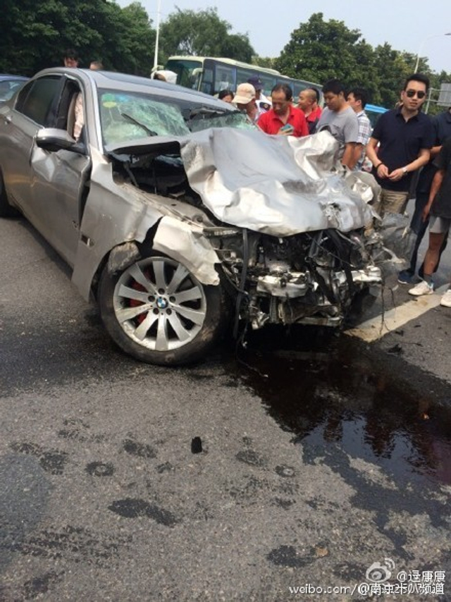 宝马超速闯红灯撞裂马自达 一男一女飞出死亡
