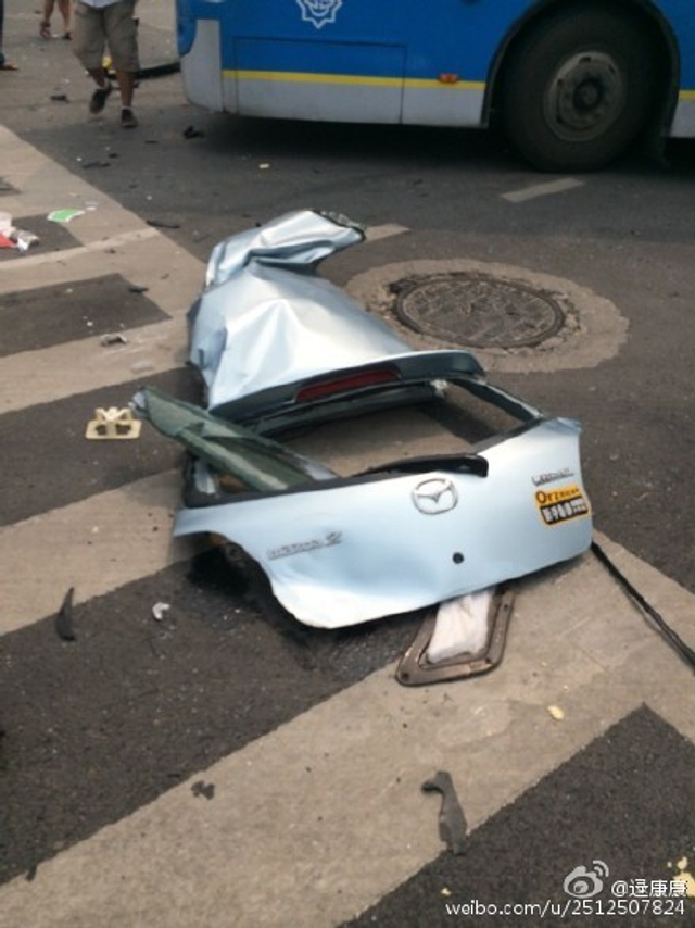 宝马超速闯红灯撞裂马自达 一男一女飞出死亡