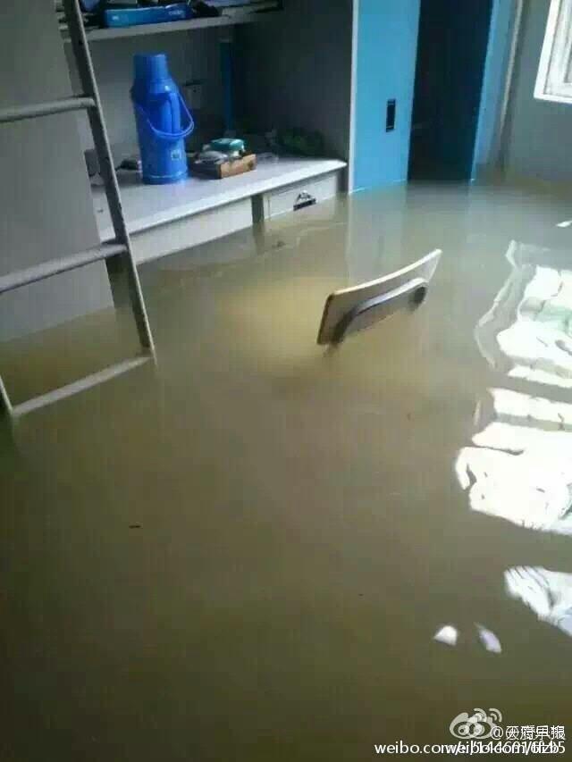 南京持续暴雨宿舍被淹