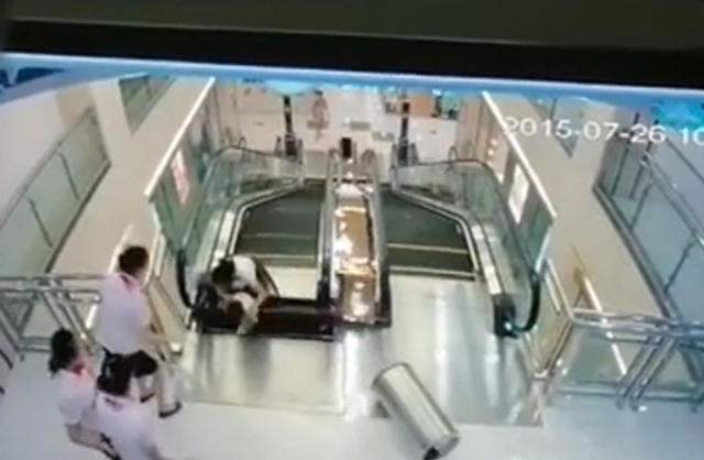 女子被搅入手扶电梯身亡 最后时刻托起孩子