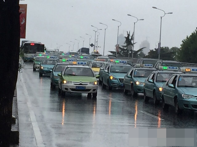 武汉出租车抵制私家专车 开空车堵塞交通