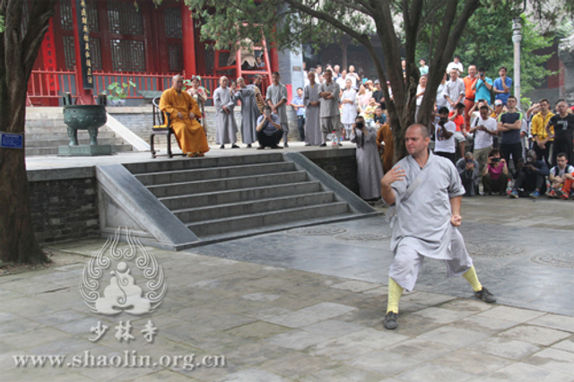 释永信少林寺检阅外国弟子
