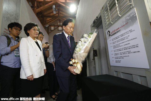 日本前首相鸠山由纪夫向韩国烈士墓下跪