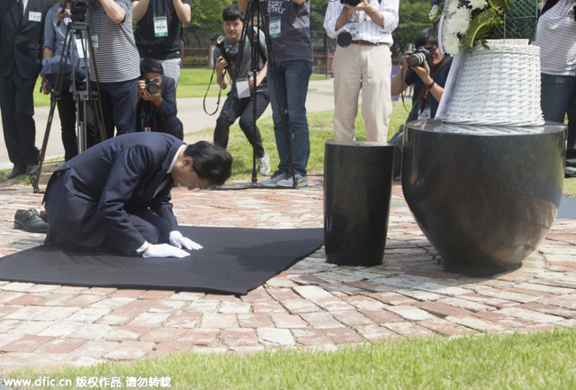 日本前首相鸠山由纪夫向韩国烈士墓下跪