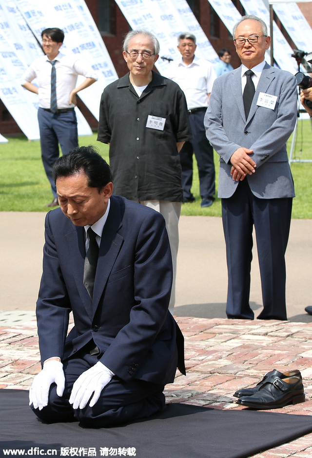 日本前首相鸠山由纪夫向韩国烈士墓下跪