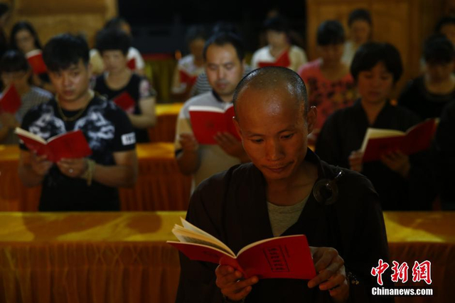 天津民众为爆炸事故遇难者祈福