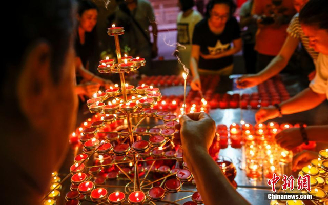 天津民众为爆炸事故遇难者祈福