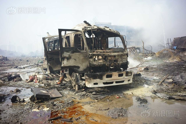 天津爆炸现场直击：车辆烧毁狼藉一片