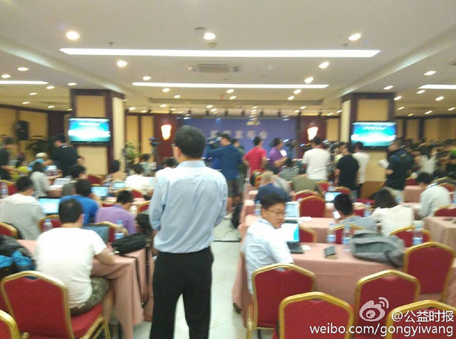 天津爆炸事故第四场发布会因家属冲击打断