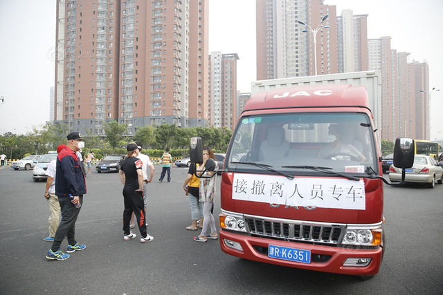 天津爆炸现场方圆三公里居民疏散撤离