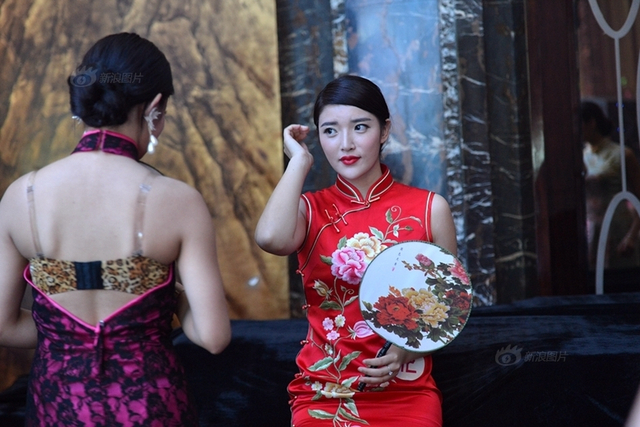 胸模大赛进行决赛 隆胸模特获冠军
