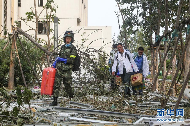 天津爆炸受损小区居民戴防毒面具回家