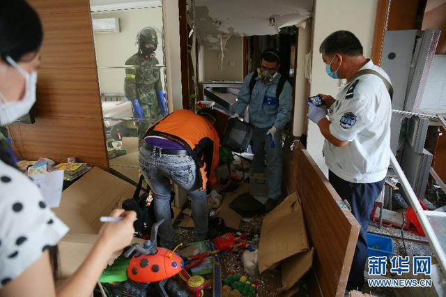 天津爆炸受损小区居民戴防毒面具回家