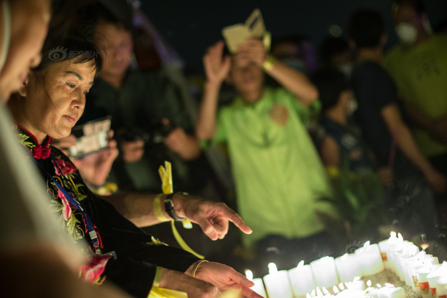 天津爆炸事故“头七”祭 市民自发悼念