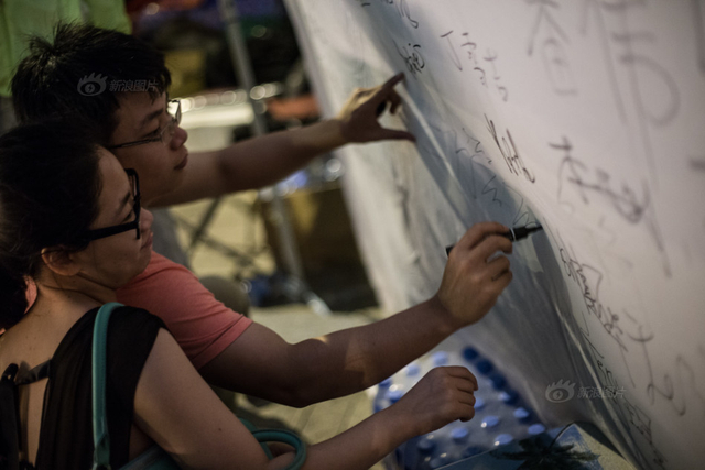 天津爆炸事故“头七”祭 市民自发悼念