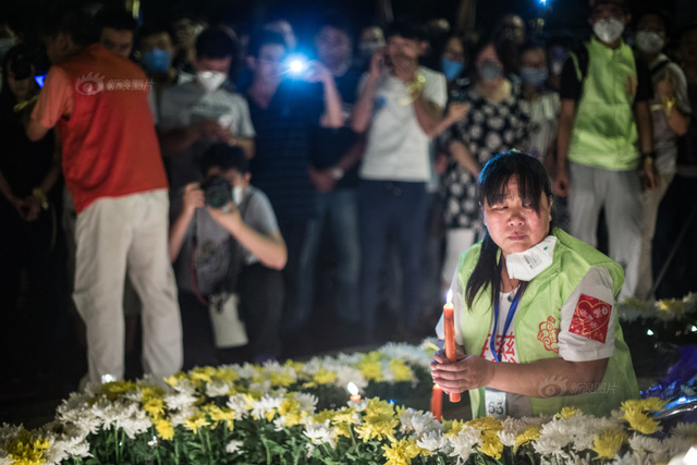 天津爆炸事故“头七”祭 市民自发悼念