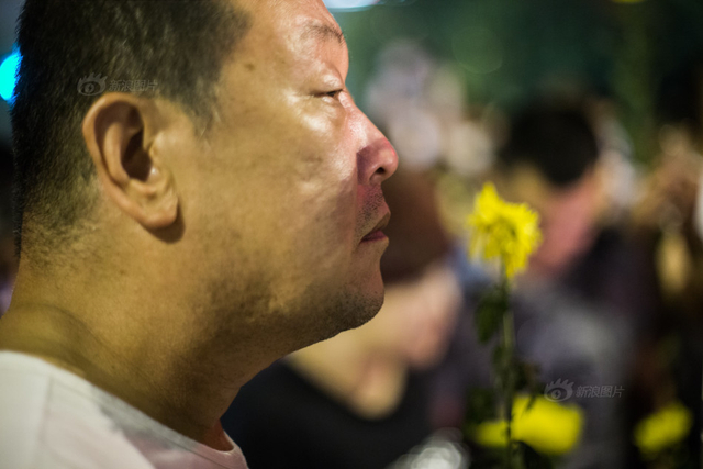 天津爆炸事故“头七”祭 市民自发悼念