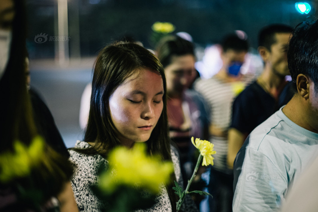 天津爆炸事故“头七”祭 市民自发悼念