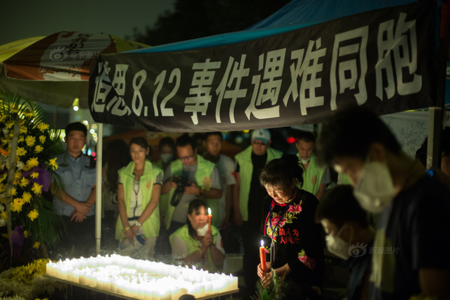 天津爆炸事故“头七”祭 市民自发悼念