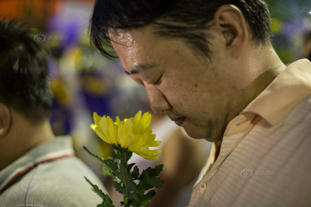 天津爆炸事故“头七”祭 市民自发悼念