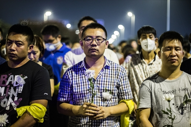 天津爆炸事故“头七”祭 市民自发悼念