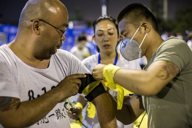 天津爆炸事故“头七”祭 市民自发悼念