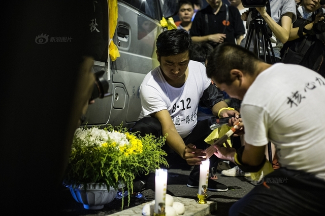 天津爆炸事故“头七”祭 市民自发悼念