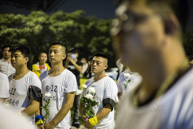 天津爆炸事故“头七”祭 市民自发悼念