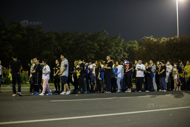 天津爆炸事故“头七”祭 市民自发悼念