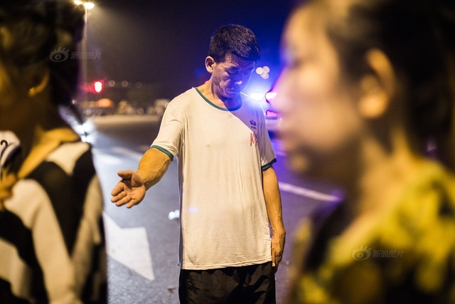 天津爆炸事故“头七”祭 市民自发悼念