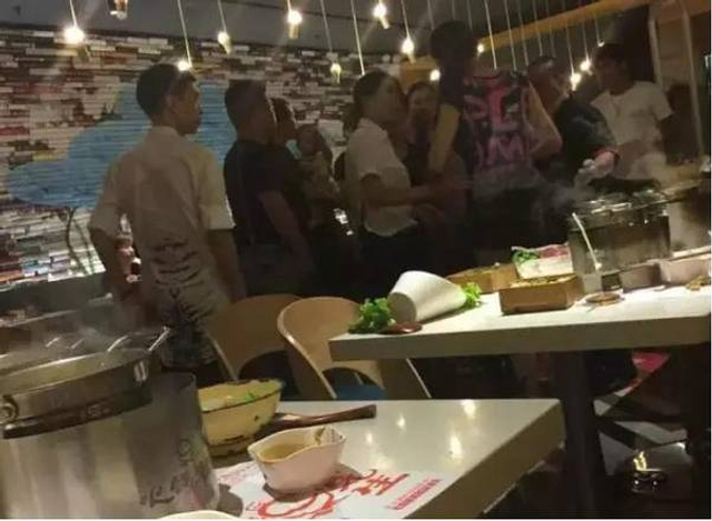 女子被服务员热汤浇头