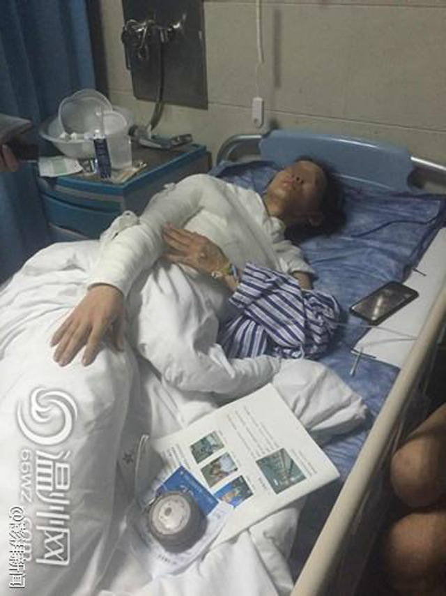 女子吃火锅加汤 服务员将热汤浇其头上