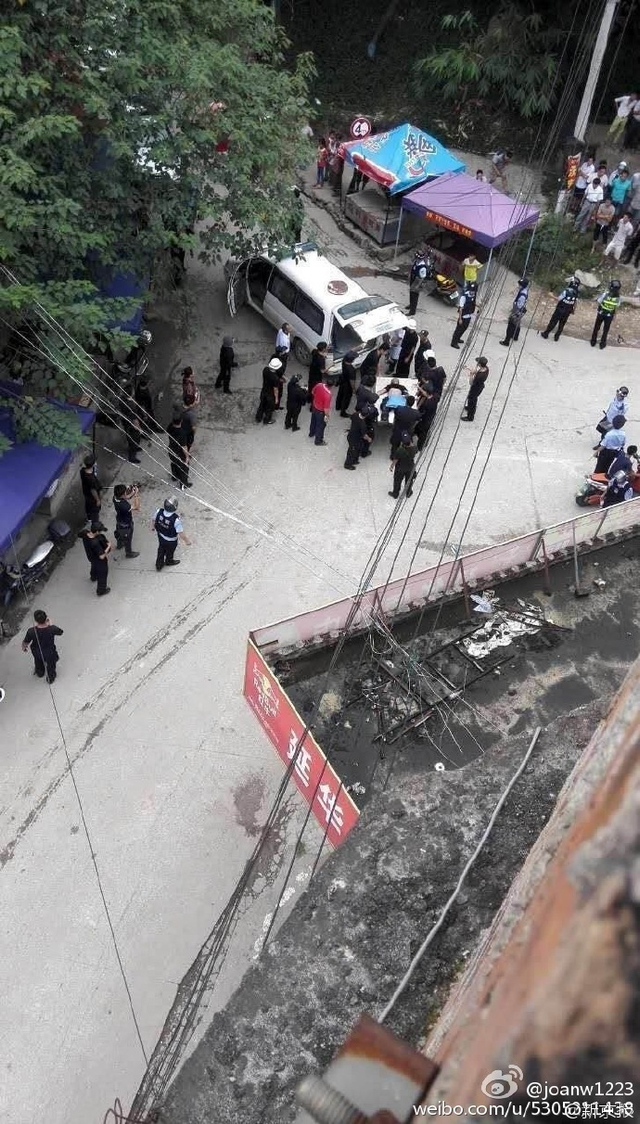 广西南宁一奔驰车闯拆迁现场撞人
