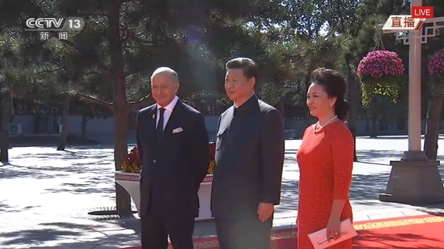 习近平穿中山装彭丽媛着红裙端门迎候各国外宾