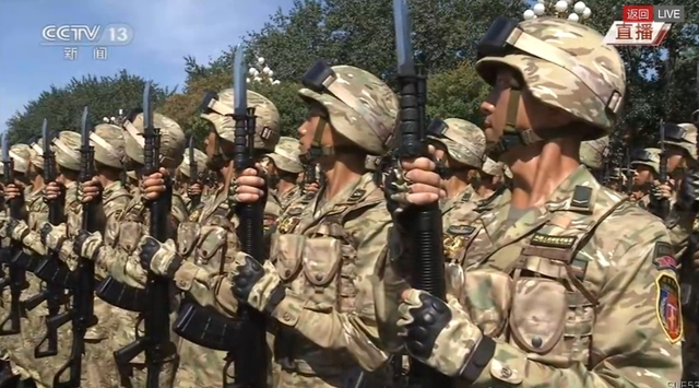 习近平检阅受阅部队