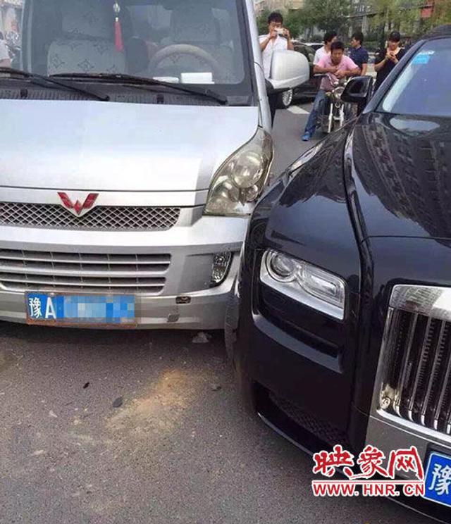 面包车撞劳斯莱斯 豪车被撞后未让车主赔