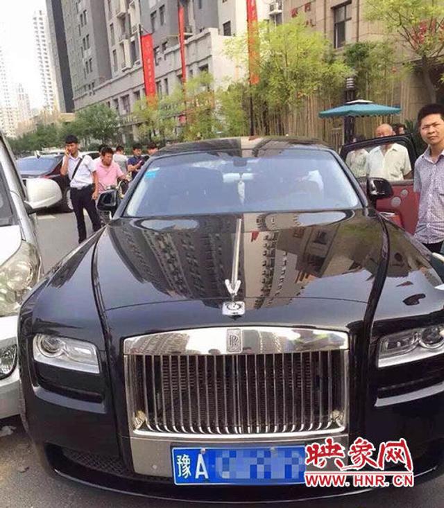 面包车和劳斯莱斯相撞 豪车车主未让对方赔偿