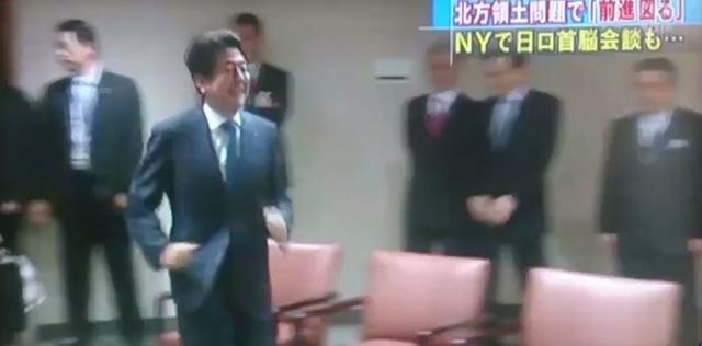 看到普京在等自己 安倍一路小跑去握手