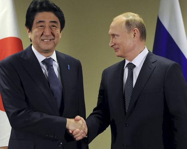 看到普京在等自己 安倍一路小跑去握手