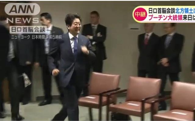 看到普京在等自己 安倍一路小跑去握手