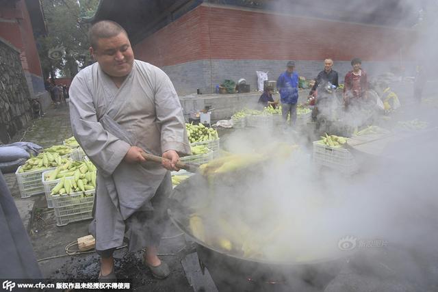 河南少林寺煮玉米送游客