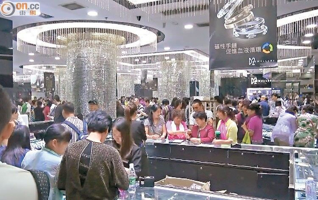 内地游客香港购物被围殴致死