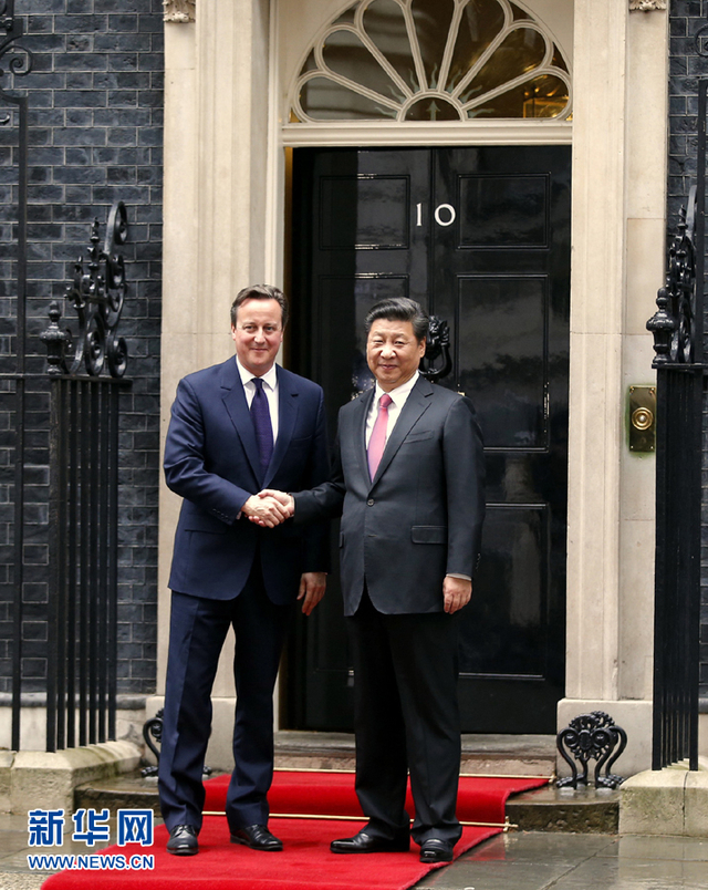 习近平同卡梅伦举行会谈